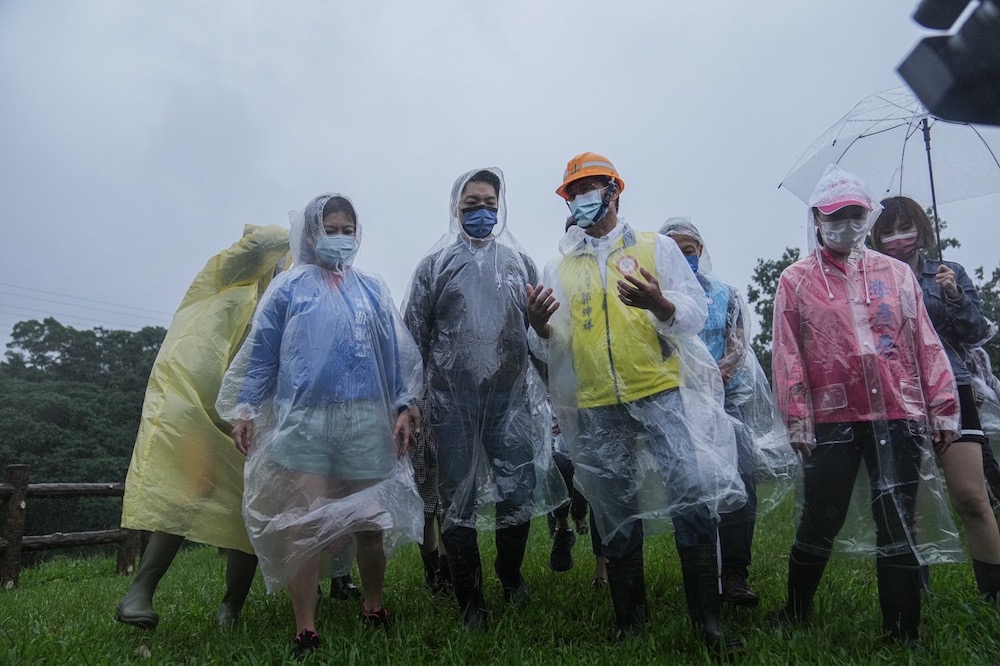 台北市強降雨致災 蔣萬安赴內湖勘查災害應變 5