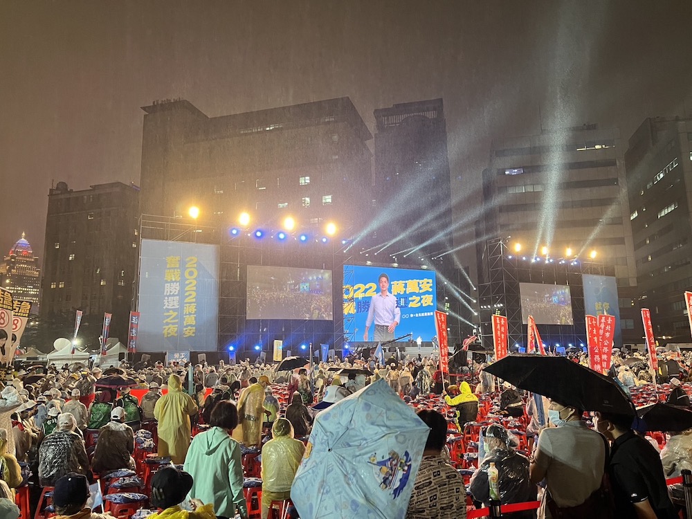 1126投票日前夕，國民黨台北市長候選人蔣萬安25日舉辦選前之夜。25日台北市雨勢不斷，蔣萬安選前之夜現場座位坐滿八成。