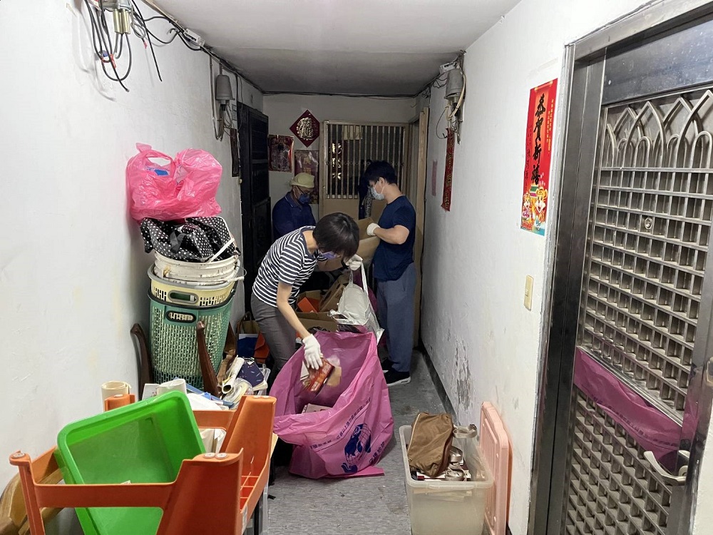 囤物癖堆垃圾屋　社工清運4車媒合資源助就醫 5