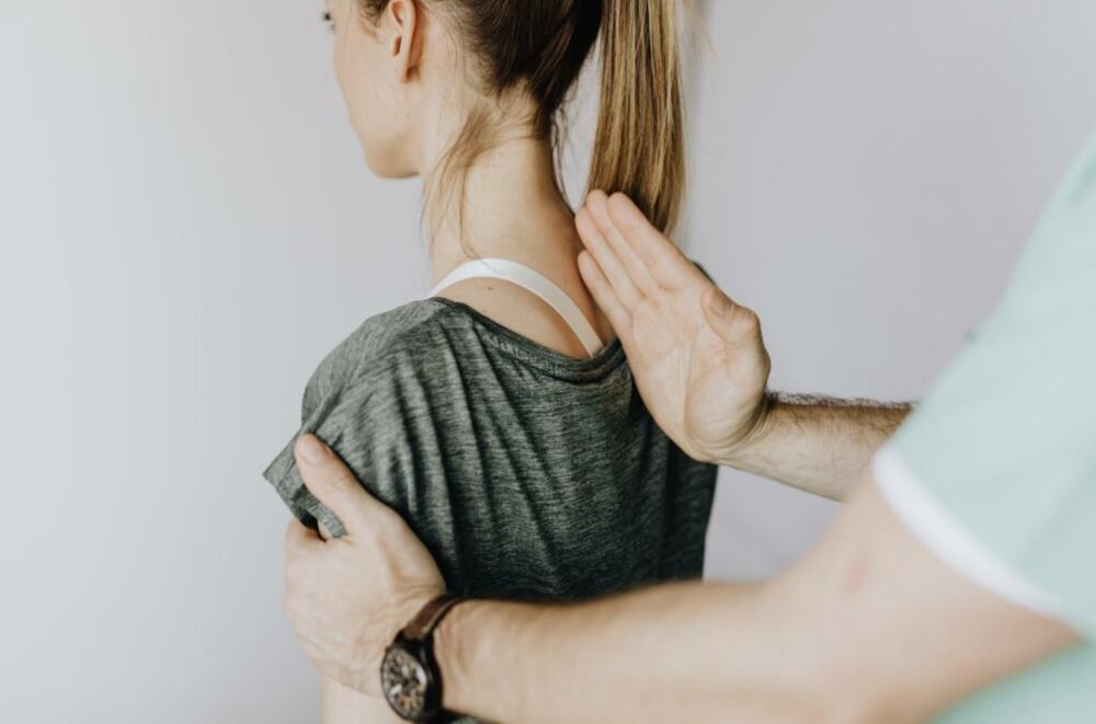 【有影】脊椎側彎腰痠背痛？自我檢測及居家運動要知道！
