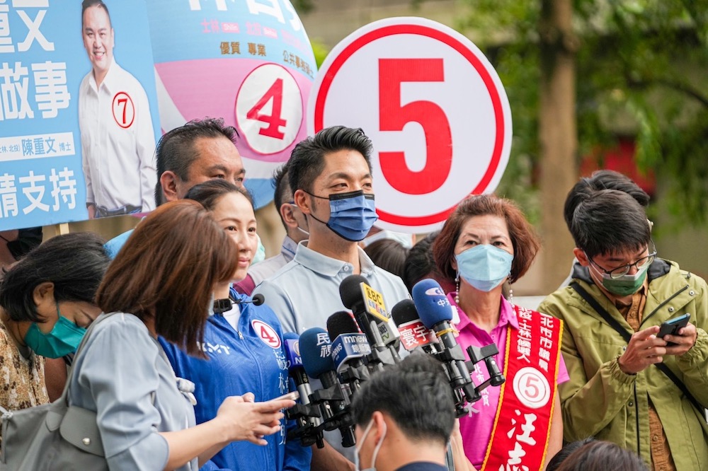 國民黨台北市長候選人蔣萬安17日上午批評，民進黨的暗黑勢力過去造成很多跟他們不同意見的人，甚至包含副總統賴清德在內都深受其害。