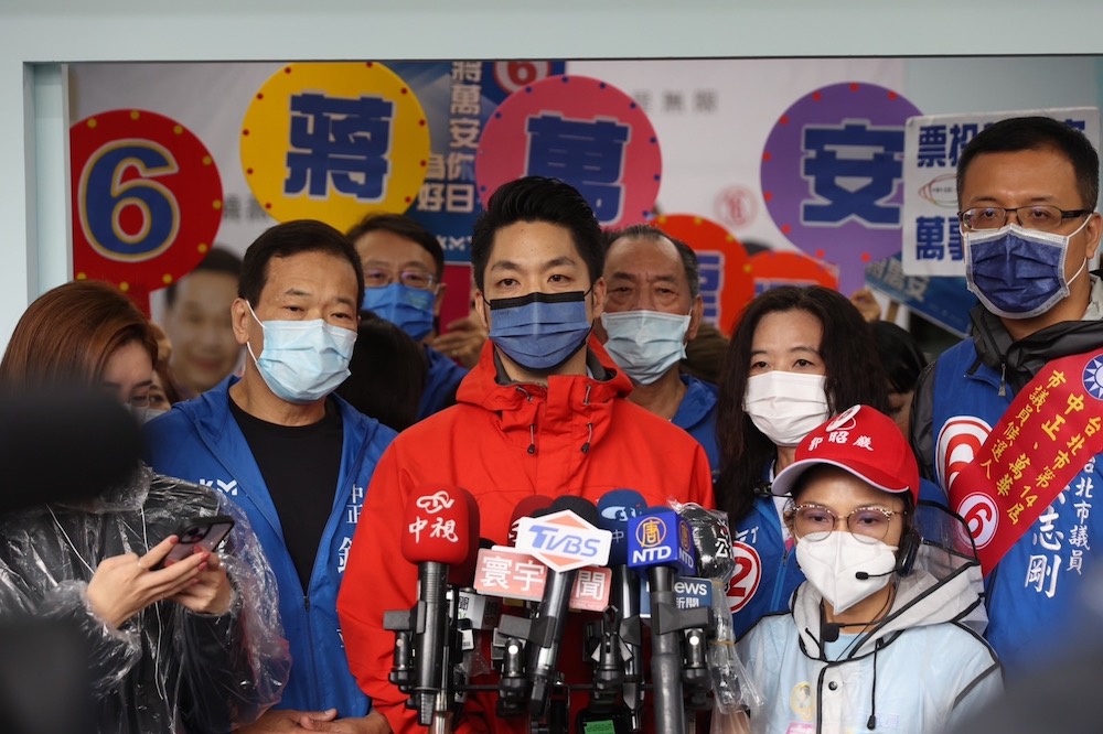 國民黨台北市長候選人蔣萬安23日針對疫苗掮客說，台北市長候選人陳時中又改口是「奇怪單位」，痛批民進黨才是最奇怪的。