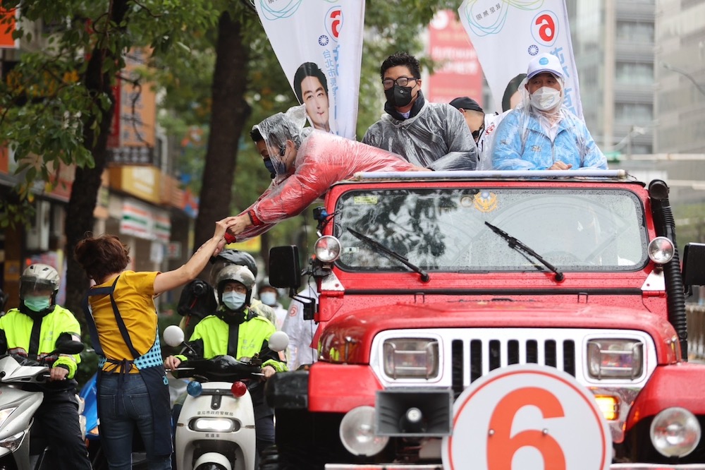 國民黨台北市長候選人蔣萬安24日上午車隊掃街行程前往大安文山區，有熱情民眾跑出與蔣握手互動。