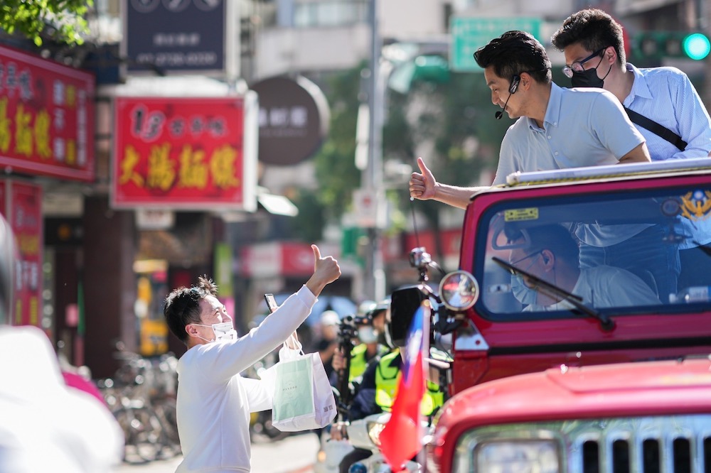 國民黨台北市長當選人蔣萬安28日展開車隊掃街謝票，民眾反應熱絡。
