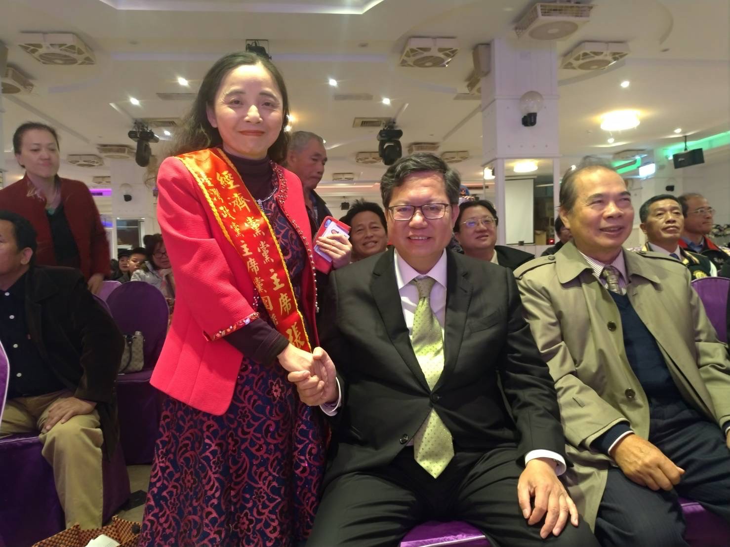 桃園市長鄭文燦遭披露曾與經濟黨主席合影。