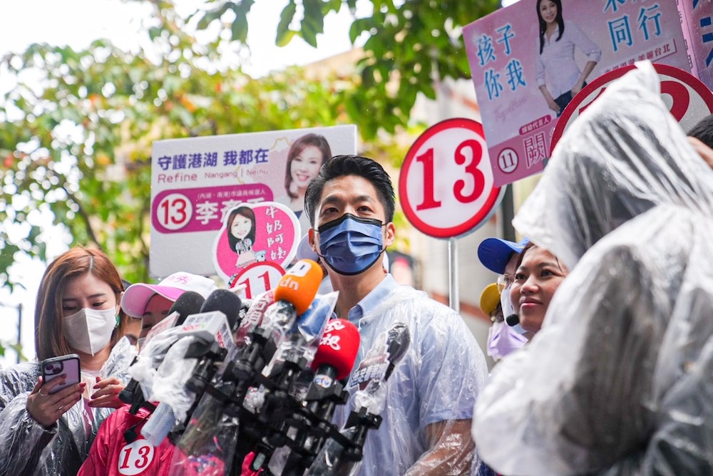 針對竹中、竹女遭綠營側翼出征一事，台北市長候選人蔣萬安16日痛批民進黨，把18歲公民權放嘴上，面對這些年輕朋友是真心尊重，還是當選票？