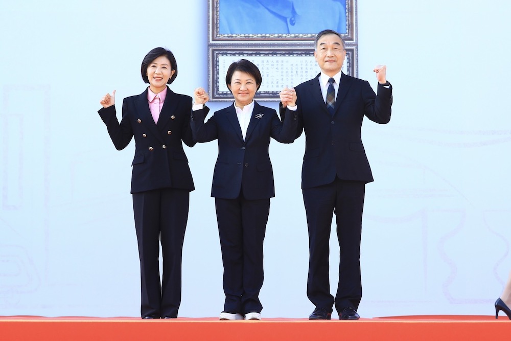 25日，台中市長盧秀燕宣誓就職，並與新任台中市副市長王育敏、黃國榮，牽手象徵團結。