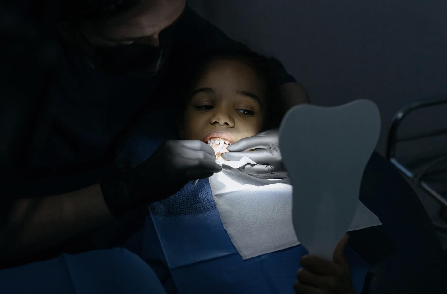 也怪疫情？蛀牙一爛2年沒看   5歲童神經病變「牙齒倒著長」