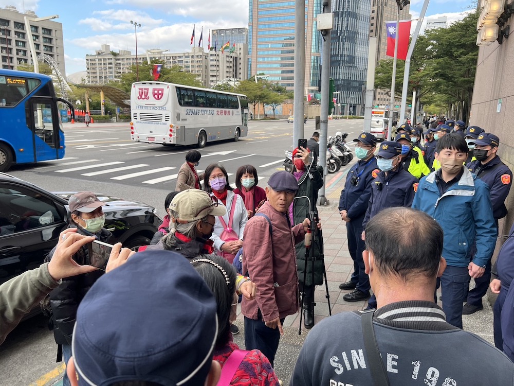 新任台北市長蔣萬安25日宣誓就職，有疑似深藍團體的民眾痛罵警察保護壞人。