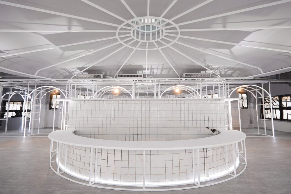 2. 松菸男澡堂經過活化創新後，在充滿未來感的空間設計中，保留原有的古蹟澡堂磁磚