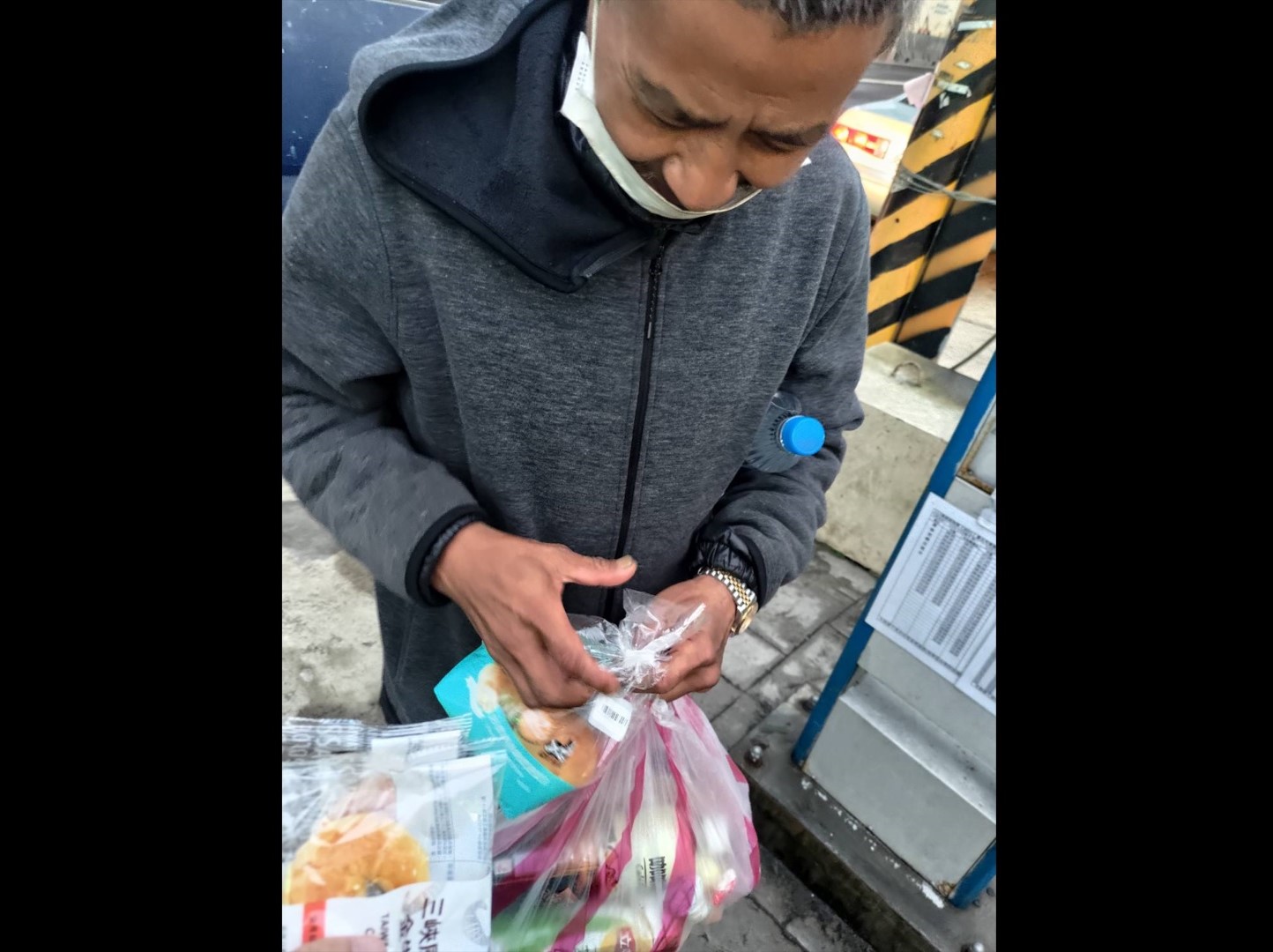 步行回台北誤上國道　警掏腰包送食贈車票助6旬翁返家