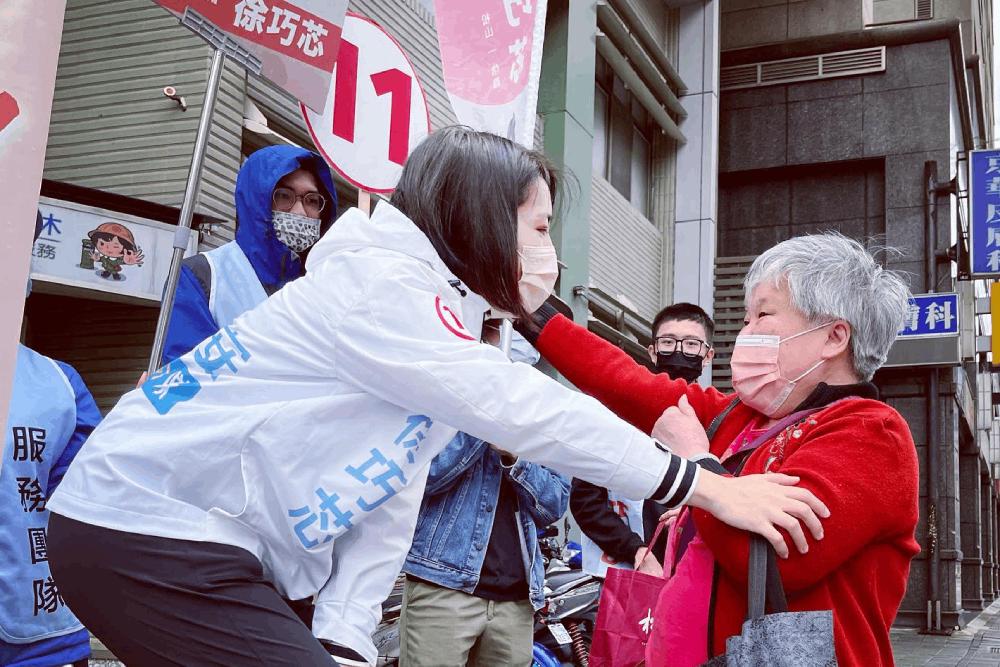 台北市議員徐巧芯與選民互動。