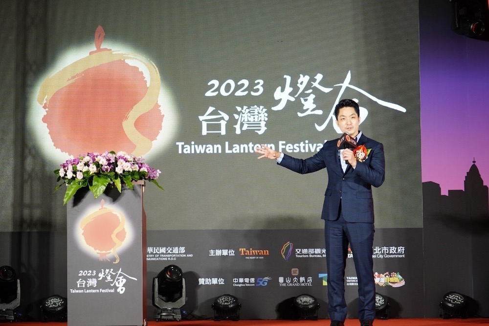 台北市長蔣萬安3日與交通部長王國材一同出席「2023臺灣燈會主燈暨小提燈造型發表記者會」。