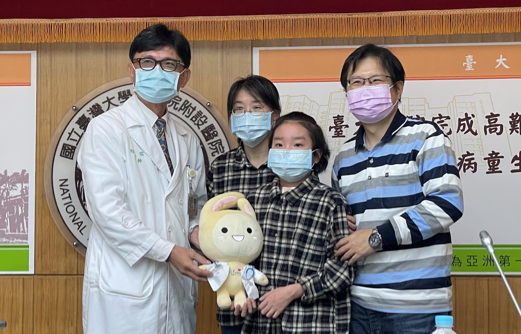 台灣首例！父母「各捐一半肺」救瀕死女   台大醫護總動員完成活體肺葉移植