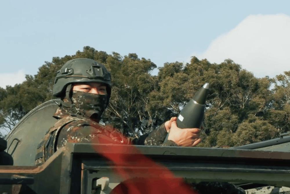 軍聞社影片：國軍裝填砲彈
