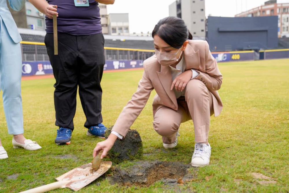 新竹棒球場正式開挖！高虹安邀美國大聯盟場務專家進場改善修復