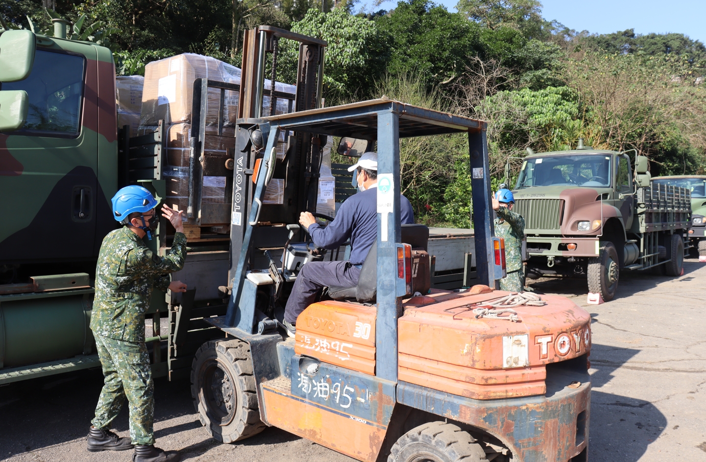 協力土敘強震賑災 國軍投入慈濟內湖園區物資運送 11