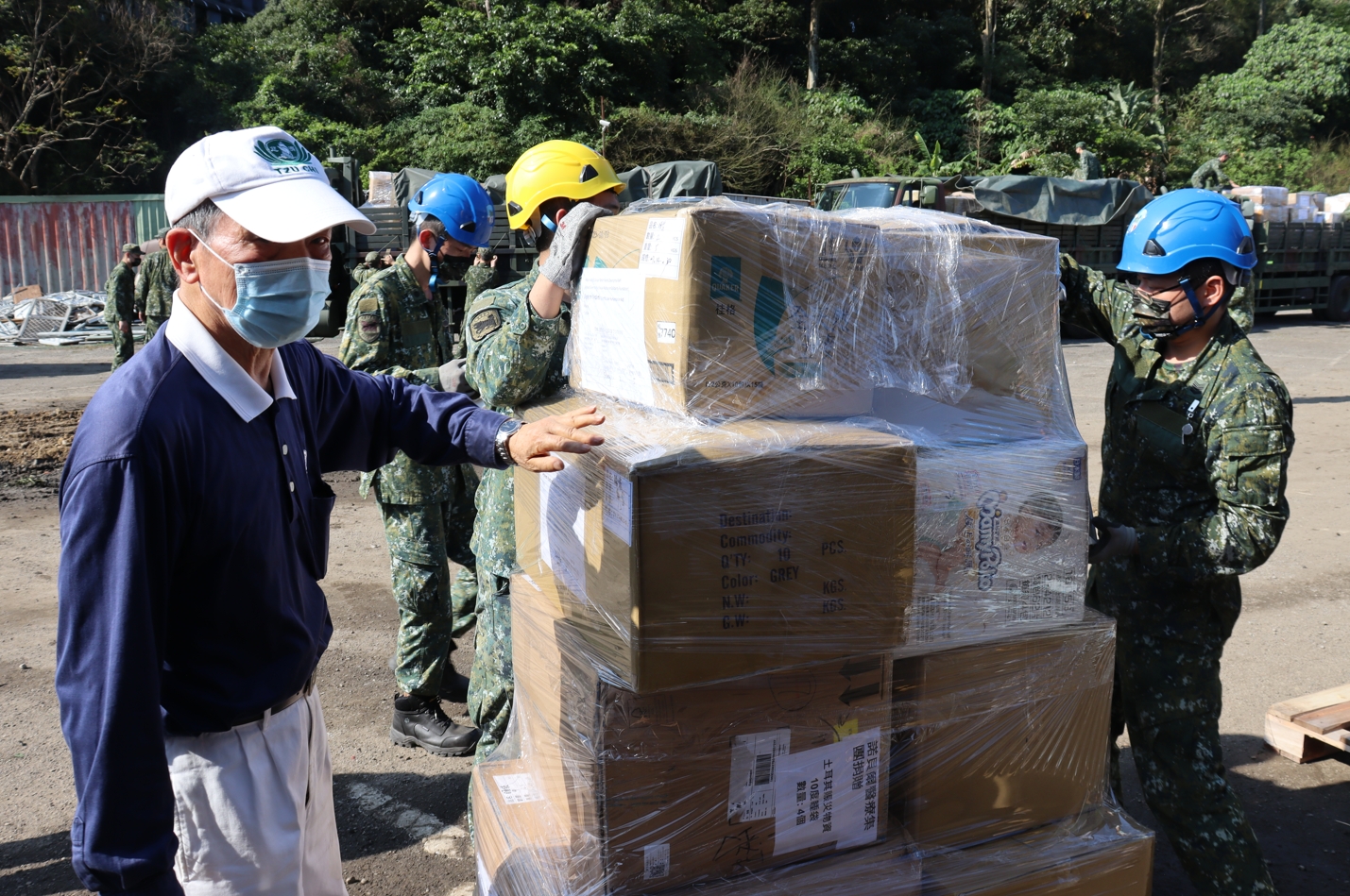 協力土敘強震賑災 國軍投入慈濟內湖園區物資運送 9