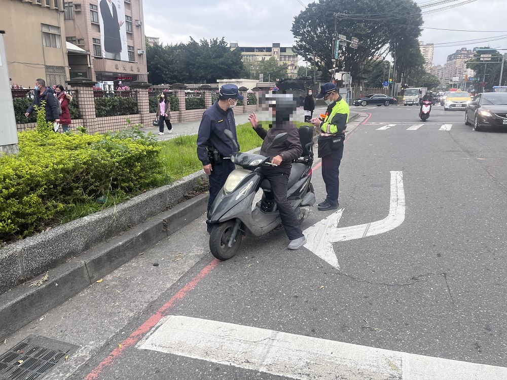 行人路權大執法　車輛未禮讓行人或行人違規過馬路都舉發 11