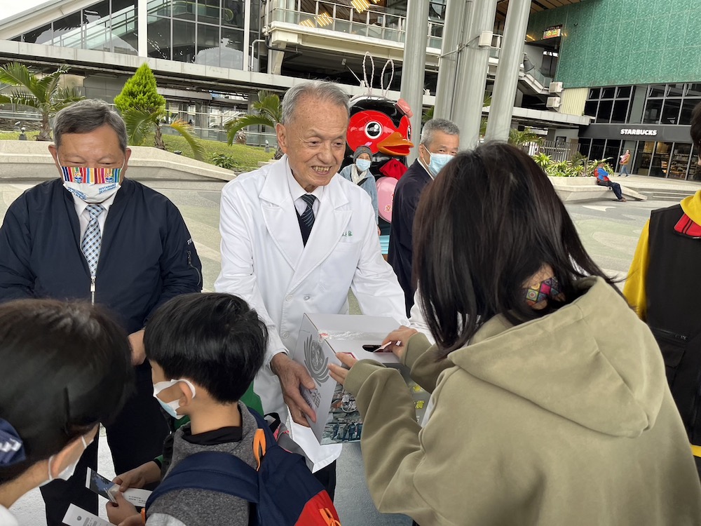 2月25日慈濟醫療志業執行長林俊龍在花蓮火車站募心募愛。