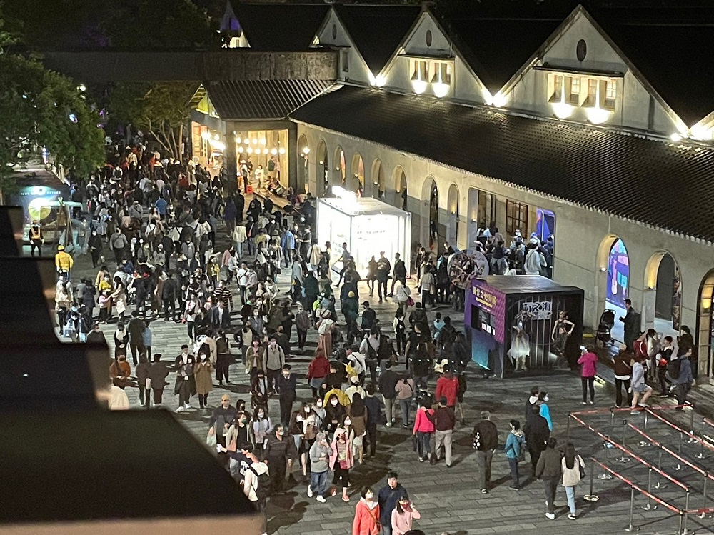【有影】單日入園逾11萬人次　 台灣燈會源展區店家急補發票與備貨