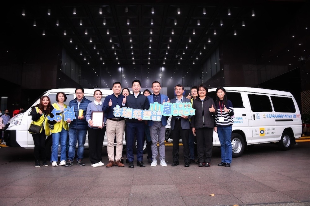 台北市長蔣萬安3日出席吉瑞慈善公益協會捐贈復康巴士典禮。