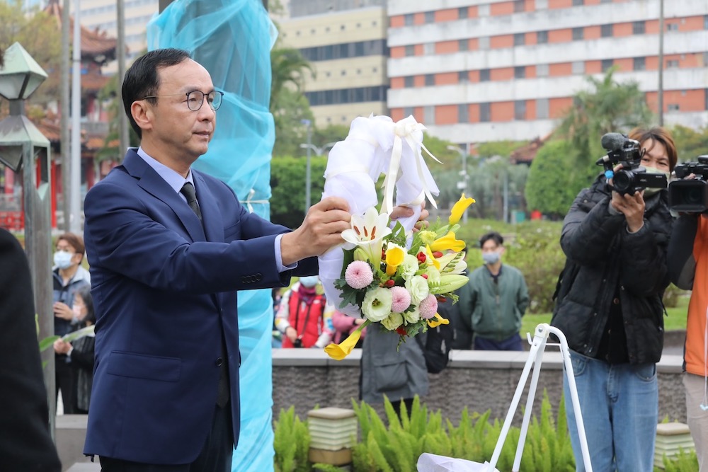 國民黨主席朱立倫25日率黨務主管至228和平紀念公園，於和平紀念碑前獻花致意。