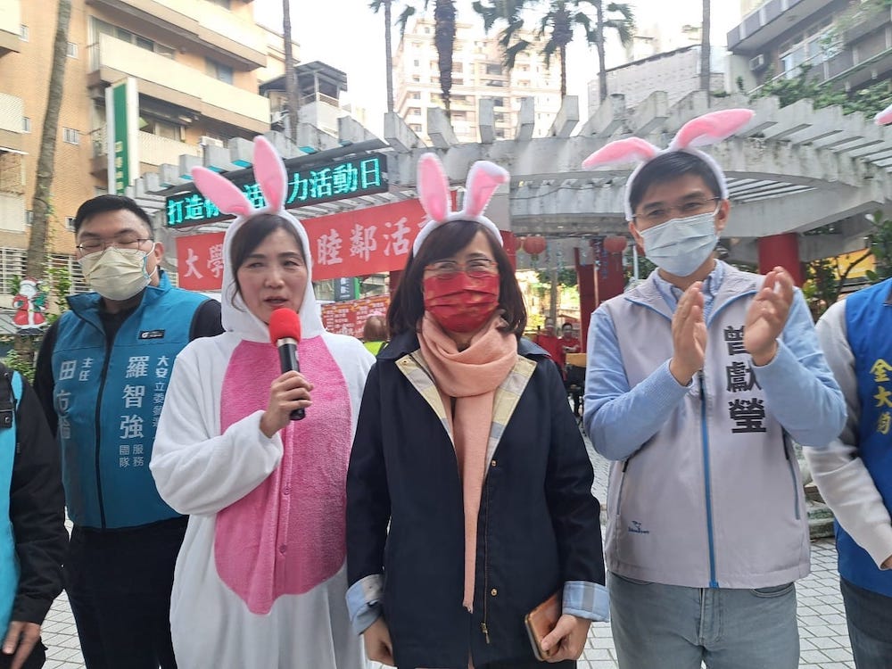 國民黨台北市議員曾獻瑩率先在臉書上披露，前國民黨青年團總團長田方倫身著「大安立委參選人羅智強服務團隊」背心，在地方上跑元宵節行程。