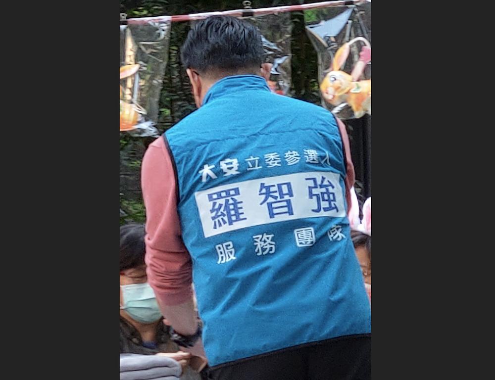 國民黨台北市議員曾獻瑩率先在臉書上披露，有身著「大安立委參選人羅智強服務團隊」背心的人在地方跑行程。