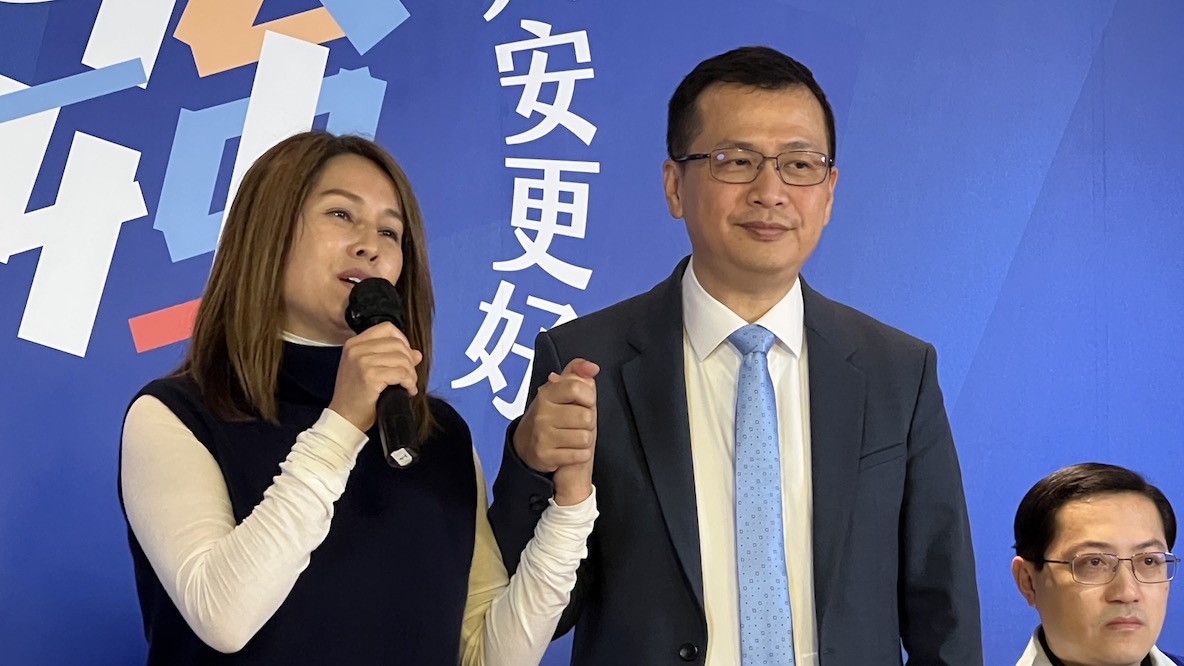 立委高金素梅10日語宣布參選大安區立委的前台北市議員羅智強同台，牽手向在場媒體表示支持。