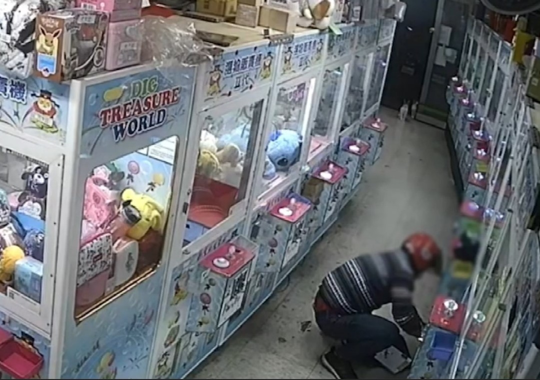 戴紅帽太惹眼　35歲男涉逾7起夾娃娃機店竊案被逮