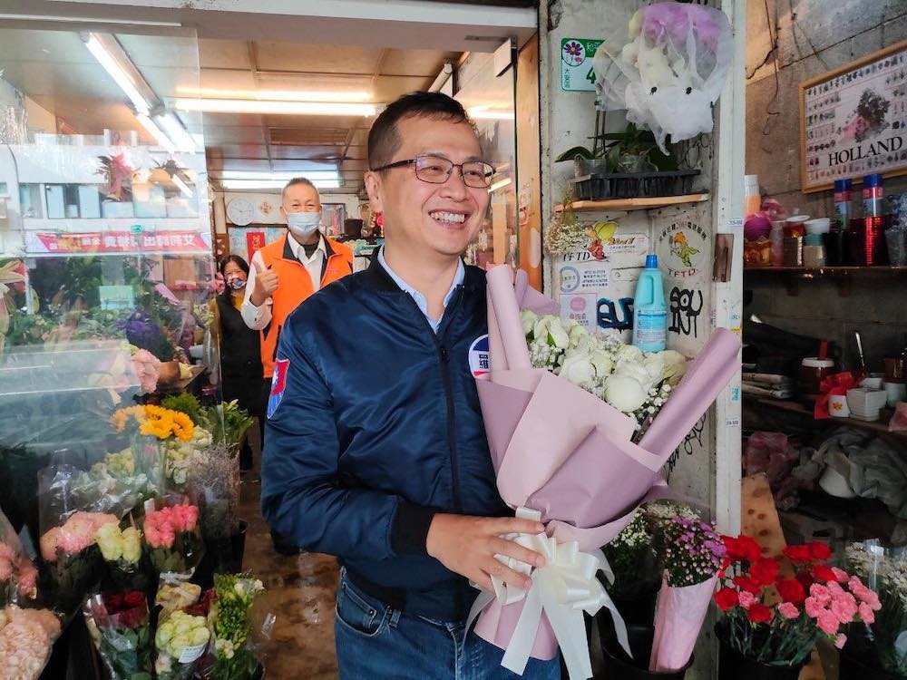 圖為前總統府副秘書長羅智強買花送太太。