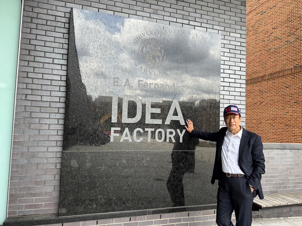 鴻海創辦人郭台銘與馬里蘭大學工學院創意工廠合影。