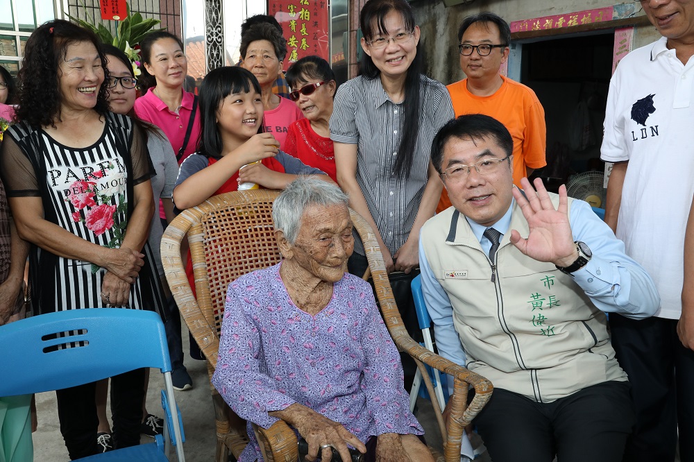 台南市落實照顧長者承諾　黃偉哲宣佈7月起開辦老人健保費補助