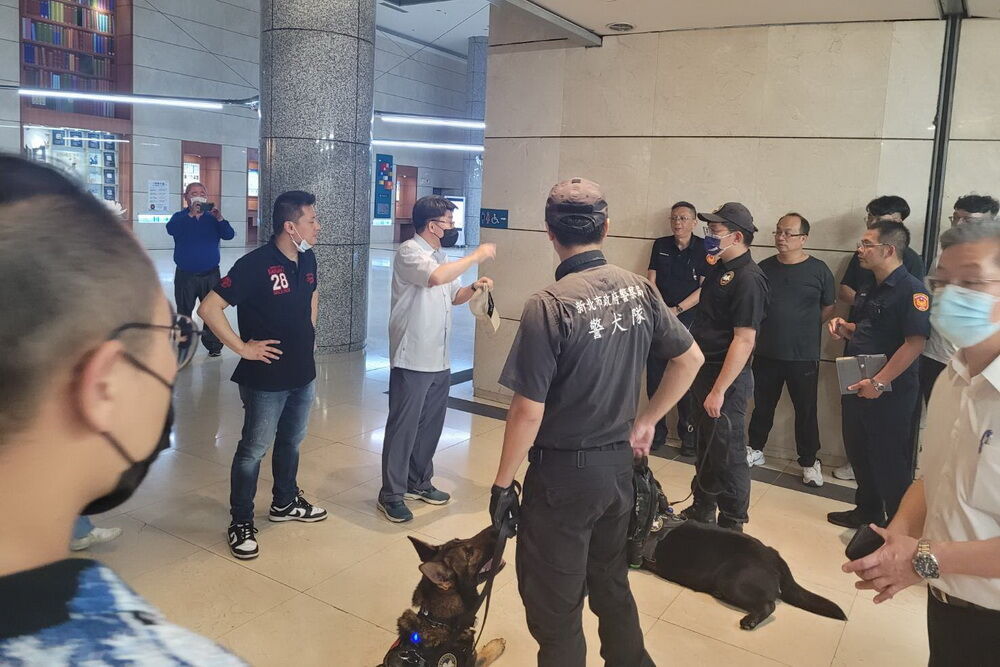 國立台灣圖書館遭電子郵件恐嚇　警方專案小組封鎖現場警犬隊偵搜