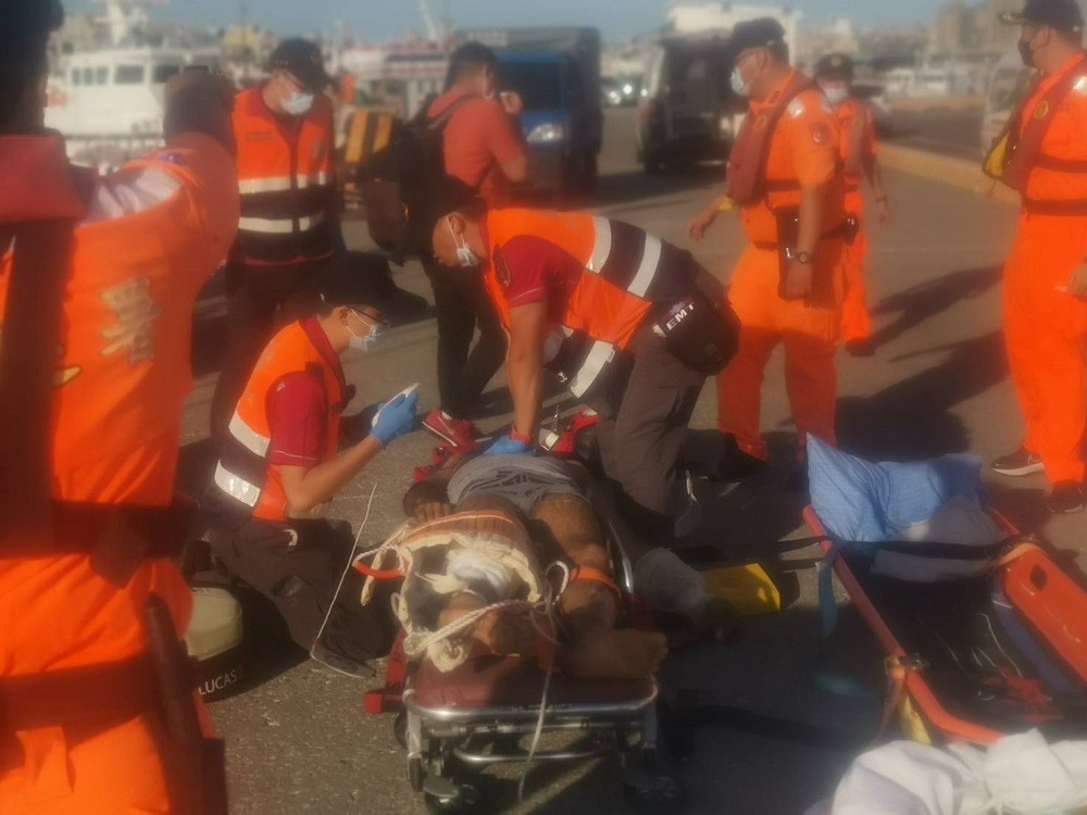 人道救援　埃及籍貨輪船員受傷昏迷海巡送返馬公就醫 185