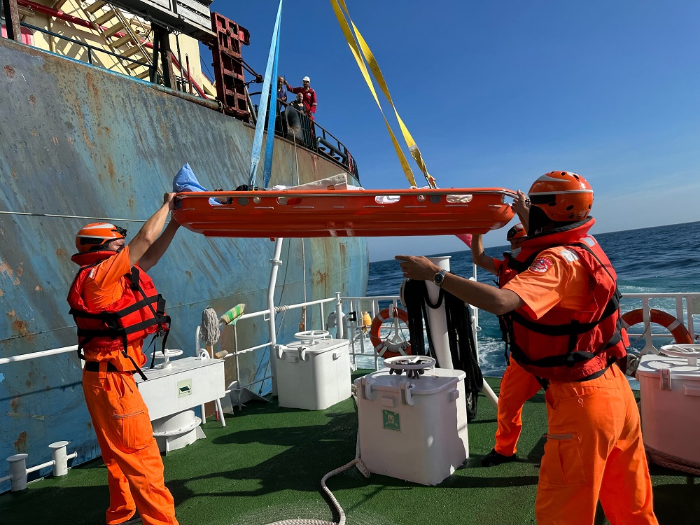 人道救援　埃及籍貨輪船員受傷昏迷海巡送返馬公就醫 183
