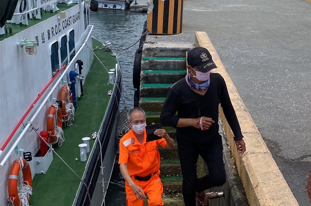 印尼漁工船上斷指　澎湖海巡馳援二小時後送就醫 211