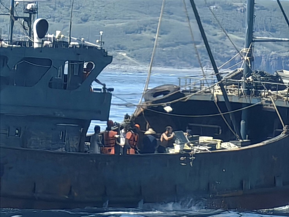 越界捕撈拒檢逃逸　澎湖海巡押八人海拋漁獲二百五十公斤 17