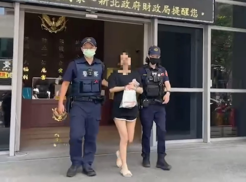 突然腹痛竟是有孕六週　警沿路鳴笛急載通緝女就醫 11