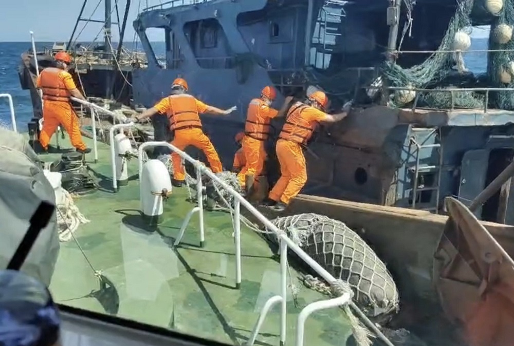 越界捕撈拒檢逃逸　澎湖海巡押八人海拋漁獲二百五十公斤 13