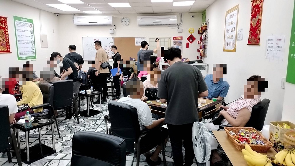 棋牌社藏麻將賭場　警連破兩地涉點數卡換現金逮41人 255