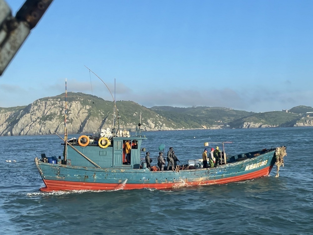 中國漁船越界作業　馬祖海巡捍衛漁權東引扣船 245