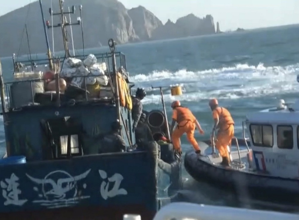 中國漁船越界作業　馬祖海巡捍衛漁權東引扣船 243