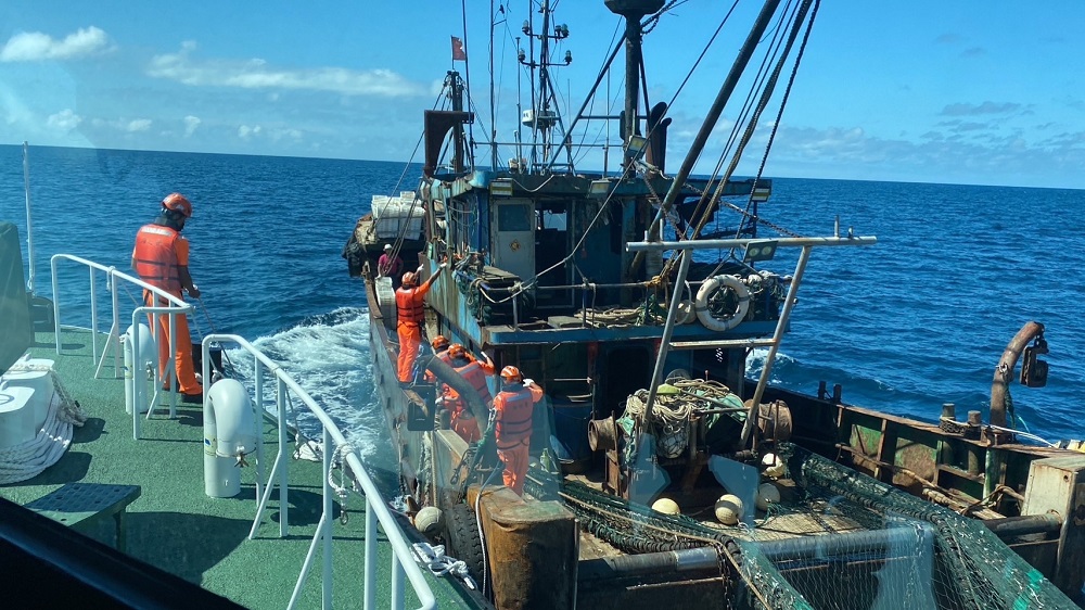 中國漁船入侵金門澎湖海域　海巡員強勢登檢帶回兩船10人 273