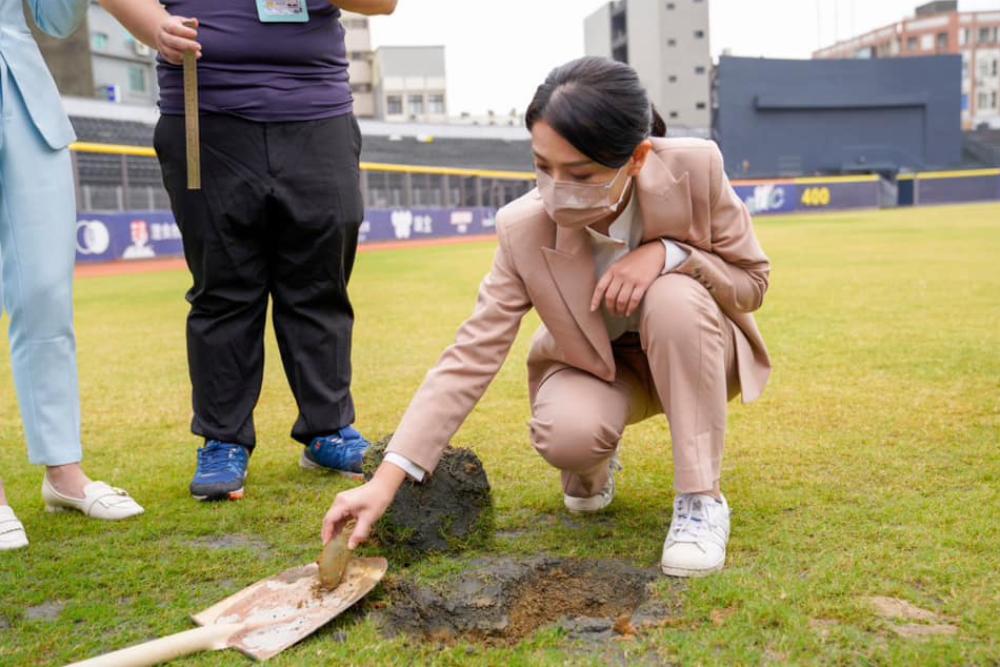 【有影】綠營質疑新竹棒球場「圖利特定廠商」 高虹安：這麼擔心美國大聯盟專家來台？ 5