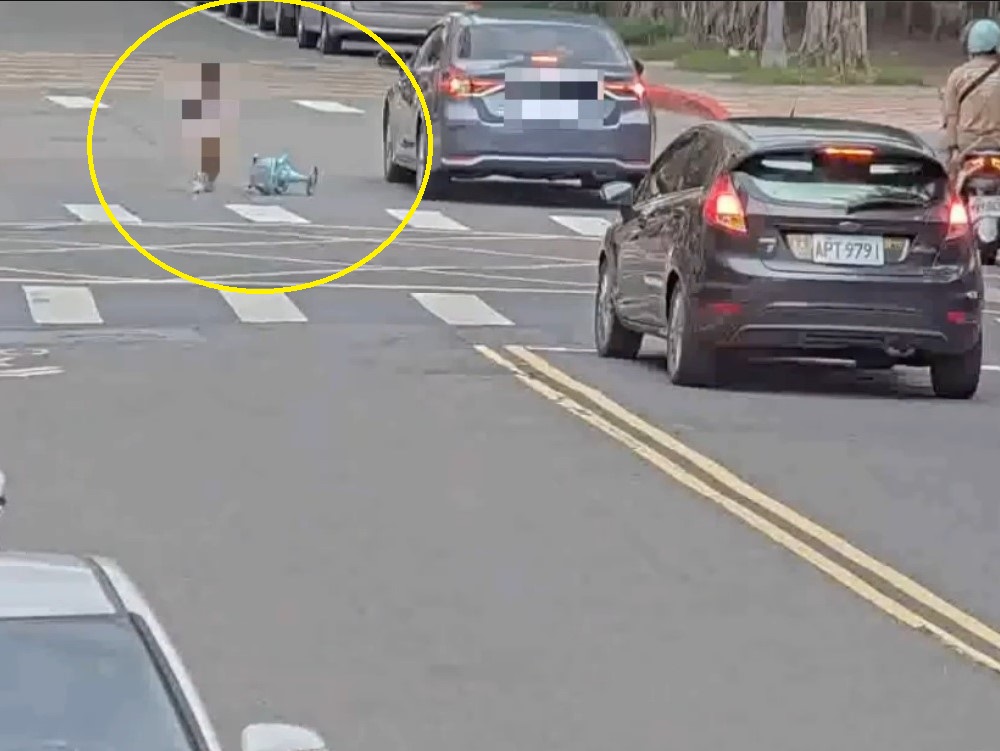 滑步車過馬路　三歲童擦撞轎車倒地驚險嚇人 273