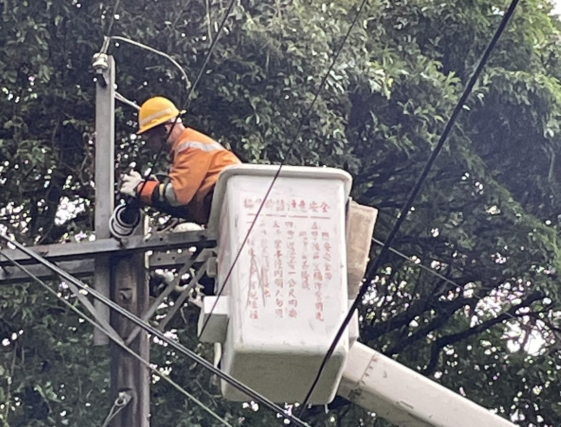 卡努颱風來襲　新北地區停電七千餘戶台電搶修中 241