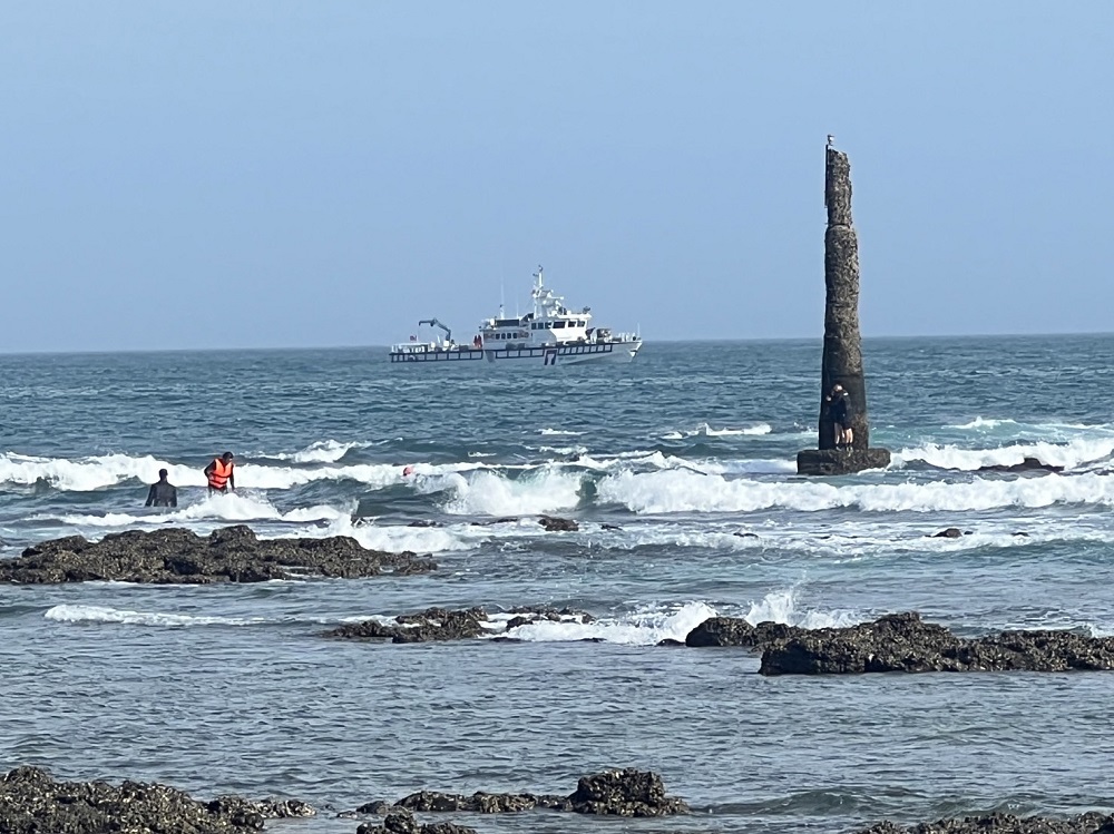 颱風天玩立式划槳　9人飄往澎湖外海海巡員即時救援 293