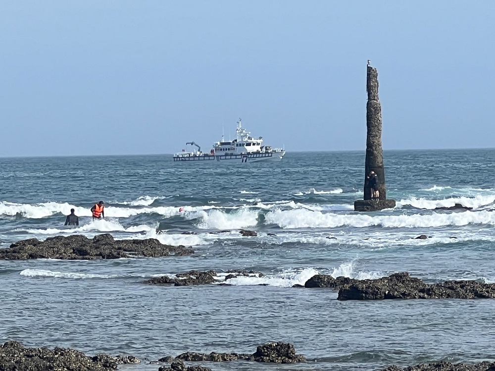 颱風天玩立式划槳　9人飄往澎湖外海海巡員即時救援 13